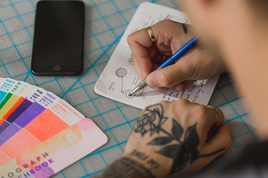 Personne expliquant comment avoir 1000 abonnés Instagram