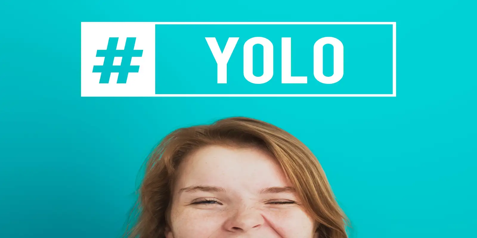 une image montrant une femme avec le hashtag yolo au dessus