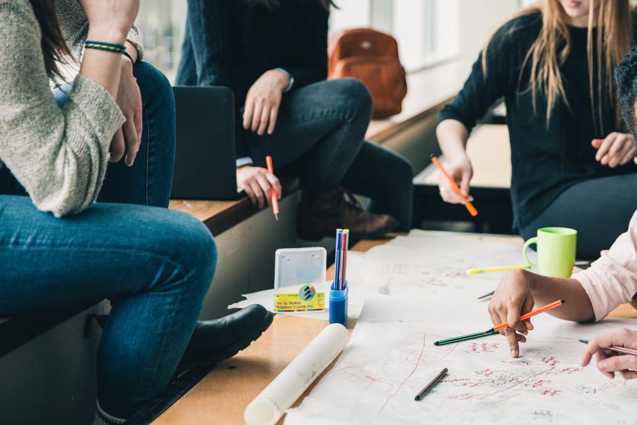 groupe de personnes apprenant comment avoir plus de followers sur instagram gratuitement