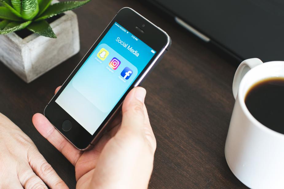 Personne apprenant comment avoir des likes sur Instagram