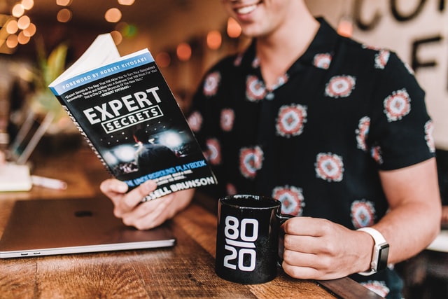 personne lisant un livre pour devenir influent sur Insta