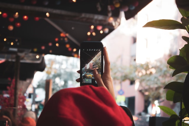 personne prenant une photo pour impressionner ses abonnés Instagram