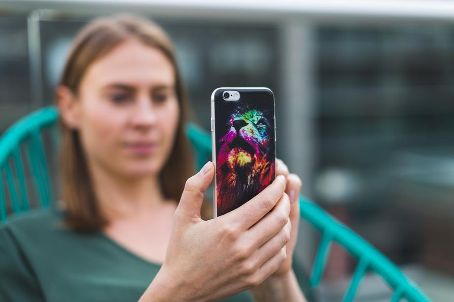 femme entrain de faire un live Instagram