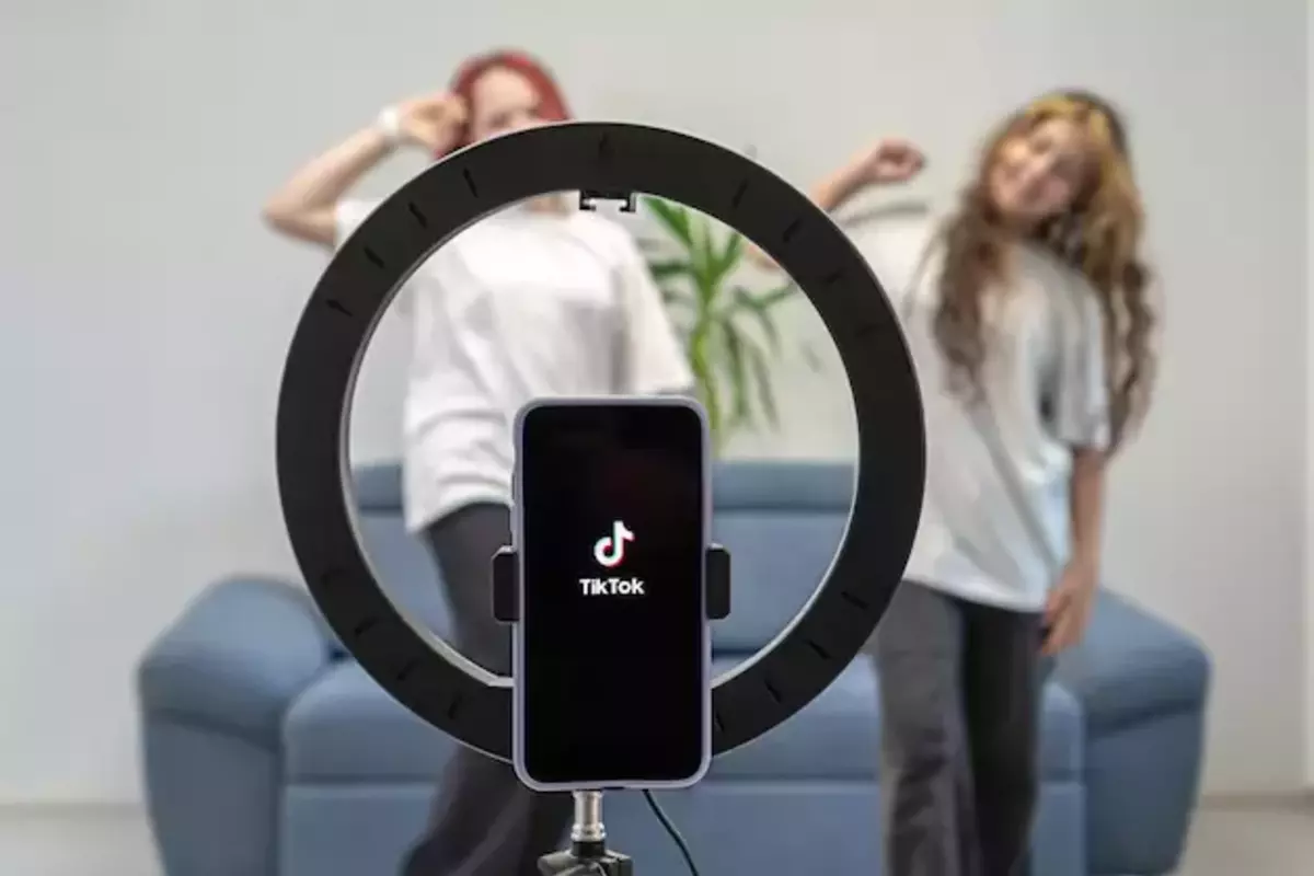 Une image montrant deux personnes entrain de faire un enregistrement d'un challenge sur TikTok