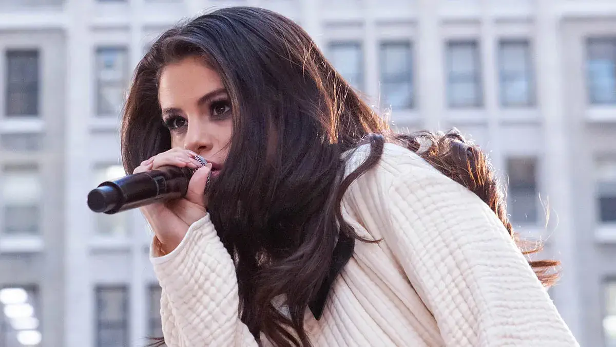 image montrant Selena Gomez entrain de chanter