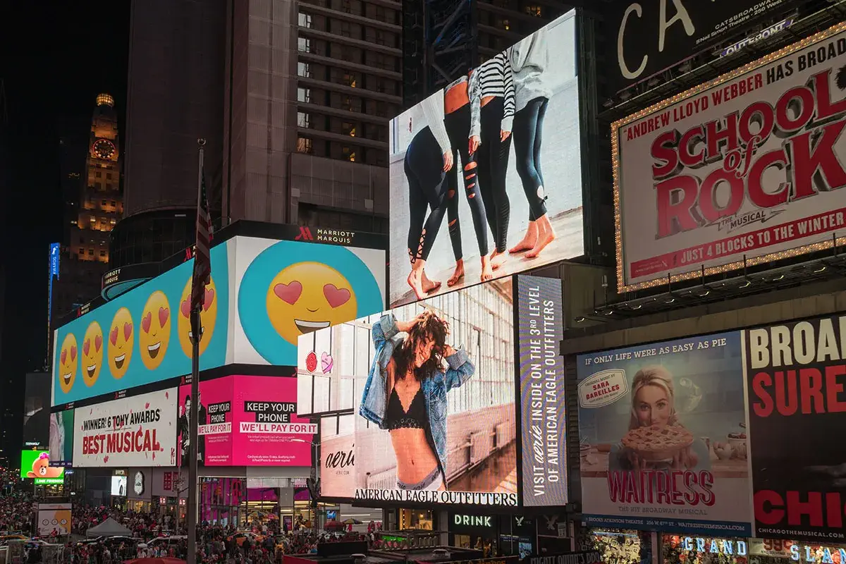une image montrant des annonces publicitaires sur Time Square New York City